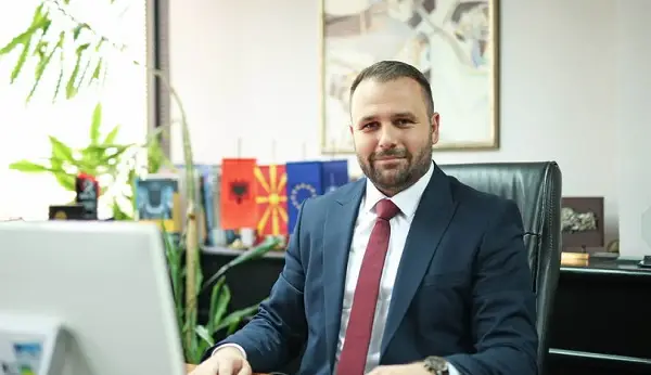 Дурмиши бара извинување од Тирана за навредите кон Албанците во Македонија