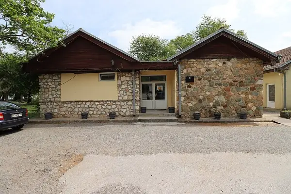 Поранешниот градоначалник на Дојран, Анго Ангов, како и инспектор и референт пријавени поради  дозвола за хотел