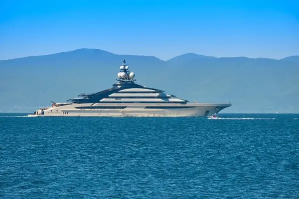 Мега јахта на руски милијардер помина низ Ормускиот теснец