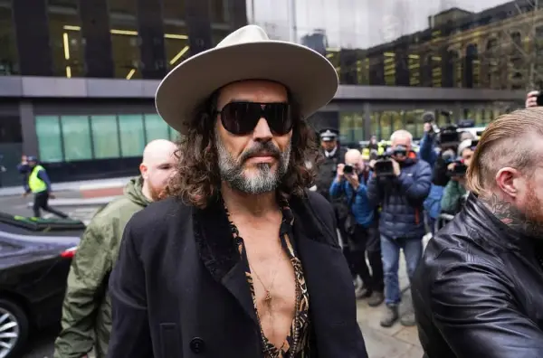 Расел Бренд збунет пред камера кога го прашале за неговата вера (ВИДЕО)