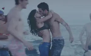 Манекен од спот на Кети Пери со сериозни обвинувања: „Ми ја соблече долната облека пред сите“