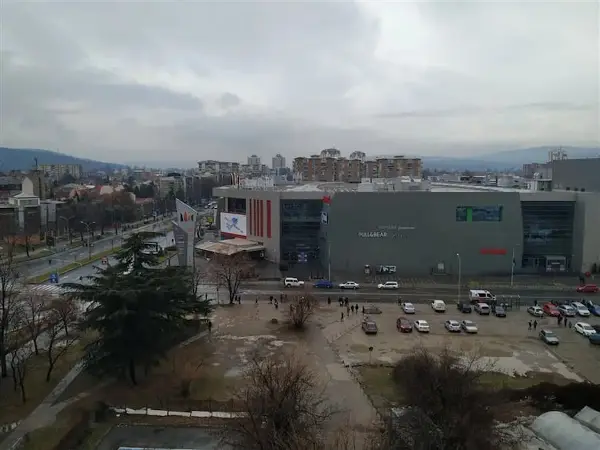 МВР: Лажна е дојавата за поставени бомби во трговски центар во Скопје