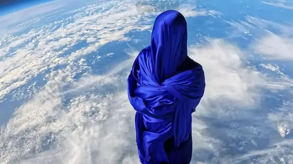 Лет на кукла 33 километри над Земјата