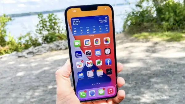 Јубилеен Ајфон со закривен екран и скриени сензори? Нови информации од индустријата