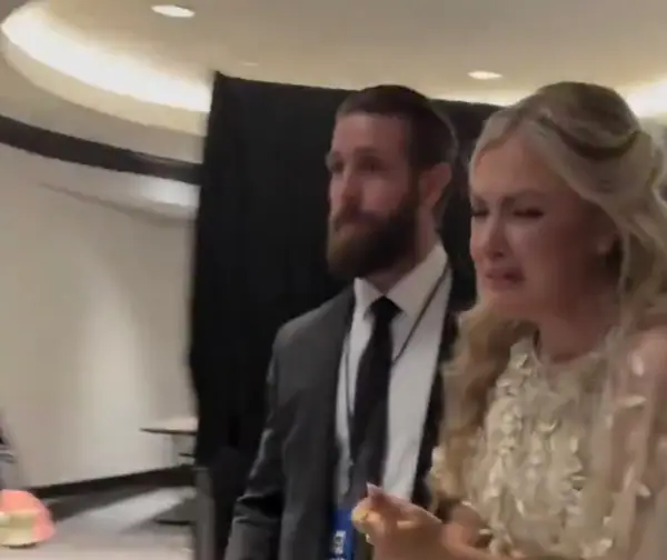 ВИДЕО: Драма по пукањето: Вдовицата на Чарли Кирк евакуирана во шок