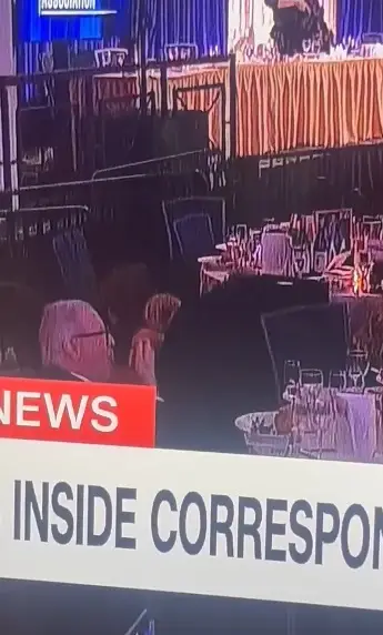 (ВИДЕО) Снимка која е хит на мрежите: Човек мирно си јаде додека трае хаосот во Белата куќа