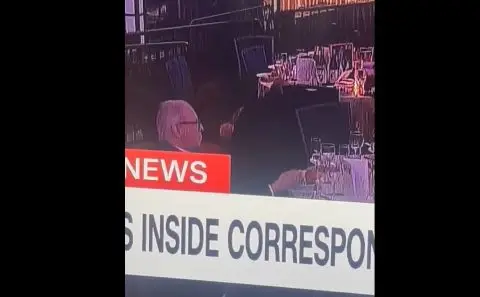 (видео) СИТЕ ВО ПАНИКА ТОЈ СПОКОЕН: Другите се кријат под маси во Хилтон, тој мирно си јаде, па стана јунак од видеото со 5 милиони прегледи