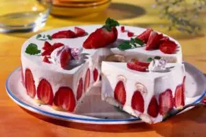 Рецепт за непечен колач со јагоди, се прави за 15 минути