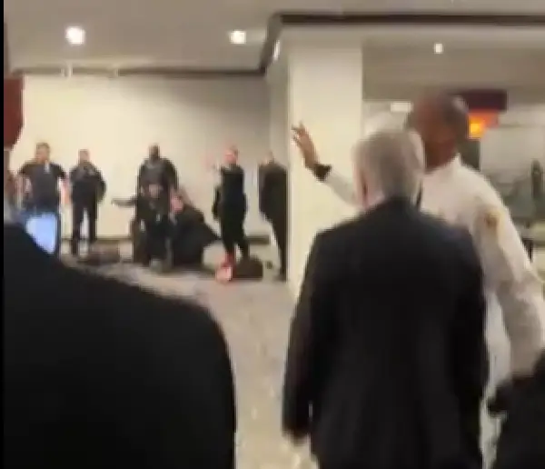 (Видео) Ова е моментот кога е уапсен напаѓачот на гала вечерта на Трамп