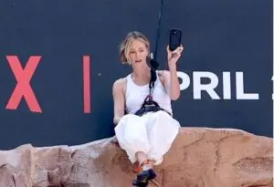 ФОТО+ВИДЕО | Шарлиз Терон ги изненади минувачите во Њујорк качувајќи се на билборд