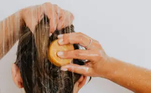 Еве што се случува кога пеглате мокра коса: Одговорот на фризерот ќе ве изненади