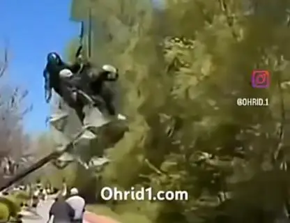 Параглајдерист за малку ќе покосеше мајка и дете на пешачка патека во Охрид (ВИДЕО)