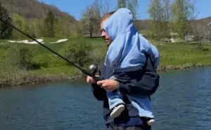 ФОТО | Џастин Бибер ужива со синот на риболов по настапот на „Коачела“