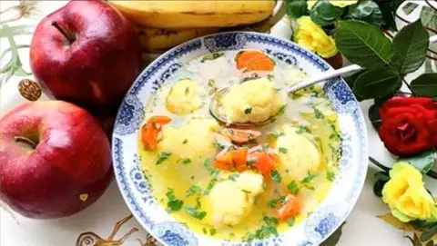 Пилешка супа со кнедли