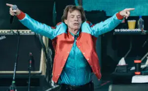 Биографија открива дека Мик Џегер двапати бил на работ на смртта: „Усните почнаа да му посинуваат…“