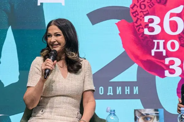 Популарната американска авторка на психолошки трилери Сара Пеканен со сретна со македонските читатели на Саемот на книгата