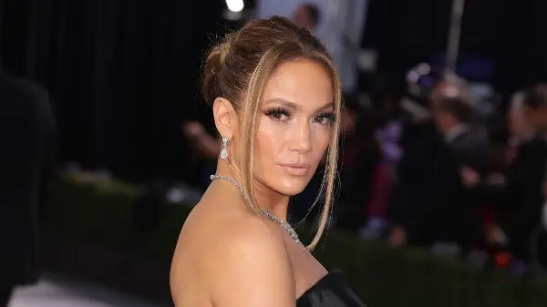 Фото: Џенифер Лопез ги покажа стомачните мускули: „Стани и фати се за работа“