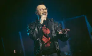 ФОТО | Лозано сериозно се повреди — пејачот се движи со помош на патерици