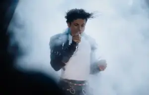 ВИДЕО | „Мајкл“ урива рекорди – филмот за кралот на попот ги надмина сите биографски остварувања досега