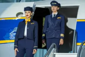 Вработените во „Луфтханза“ во униформи на „Бос“, остануваат темносината и жолтата боја