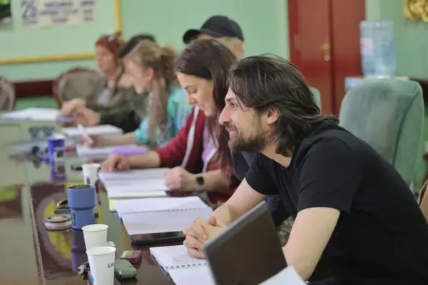 Три сестри во МНТ како огледало на генерација што чека иднина