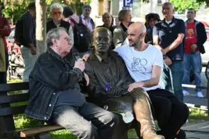 ФОТО | Во Дебар Маало одбележан роденденот на Горан Стефановски: „Горан е тука – во зборот и во сцената што никогаш не згаснува“