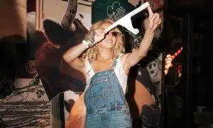 ВИДЕО | Сидни Свини ги изненади присутните на настан во Холивуд — се качи на сцената и фрлаше долна облека во публиката