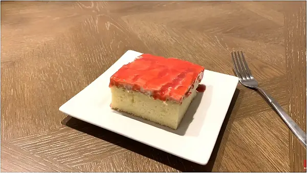 Трилече со јагоди: Мек, сочен и освежителен колач - сите ќе сакаат да го пробаат