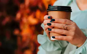 Стоматолог сподели совети по предупредувањето дека омилениот пијалак ги оштетува забите