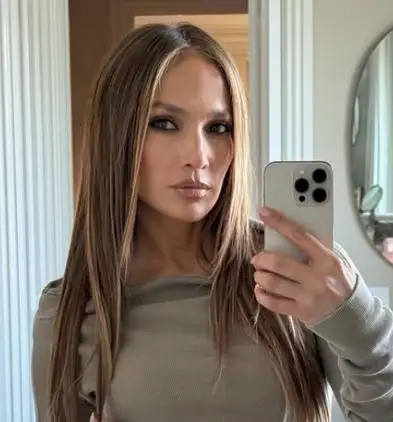 ФОТО: Хеланките спуштени, стомачните дефинирани – Џеј Ло направи хаос на Инстаграм