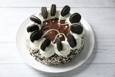 Орео торта што секогаш успева: Едноставна, сочна и кремаста, а домаќинките ќе ви завидуваат