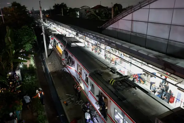 Најмалку 14 загинати во железничка несреќа во Индонезија