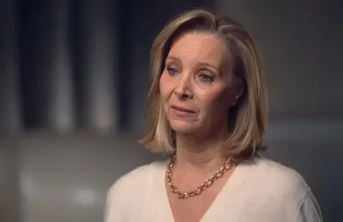 Лиса Кудроу: Сценаристите на „Пријатели“ разговараа за сексуални фантазии со моите колешки