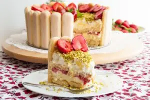 Најлесниот рецепт за торта со јагоди и пишкоти, им успева и на почетници