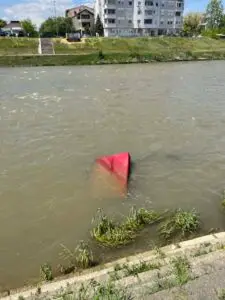 (фото) Црвена софа „плови“ по реката Вардар