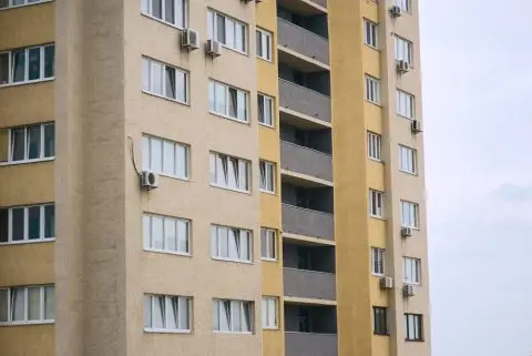 Оштетени станари во Гостивар, фирма без лиценца им наплатила 208.500 денари за реновирање на зградата