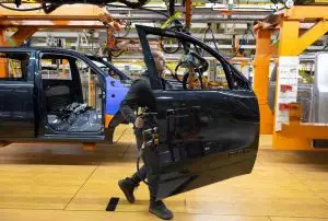 Зошто Стелантис пушти кучиња да душкаат во фабриките во САД