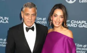 ФОТО | Амал Клуни блесна на црвениот тепих во краток виолетов фустан – ги истакна витките нозе