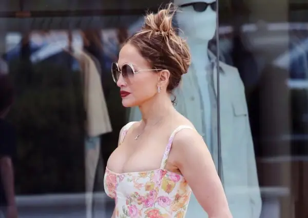 Џенифер Лопез се прошета низ Лос Анџелес со чанта, поскапа од повеќето автомобили (ФОТО) 