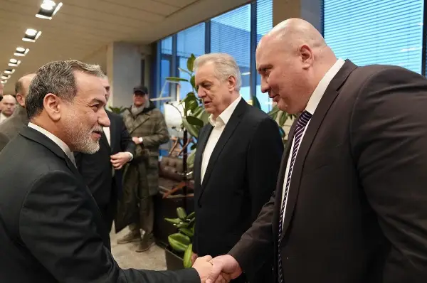 Иранскиот министер Арагчи пристигна во Русија за да го посети Путин