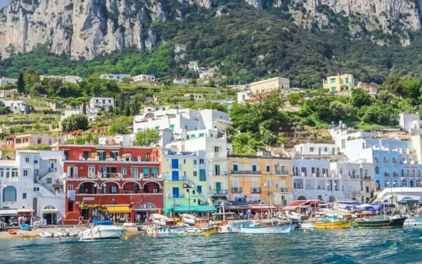 Популарен италијански остров воведува казна од 500 евра за агресивно наговарање на туристите 