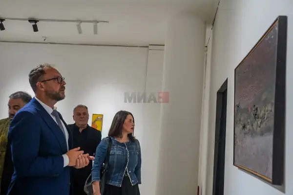 Љутков ја отвори изложбата на ликовни дела во МСУ што државата ги откупи на конкурс