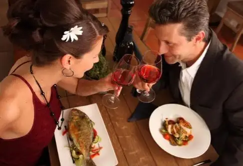 Што најпрво забележуваат жените кај мажите при првата средба пред да проговорат