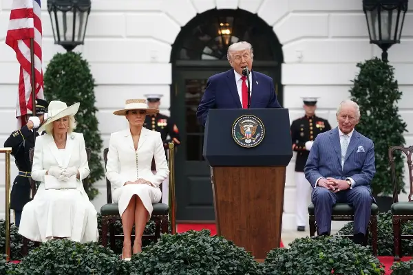 Трамп правел незгодни шеги на средбата со кралот Чарлс