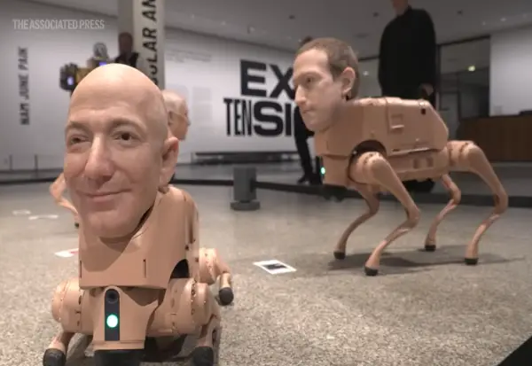 Роботски кучиња со главите на Илон Маск и Марк Закерберг „шетаат“ низ музеј во Берлин