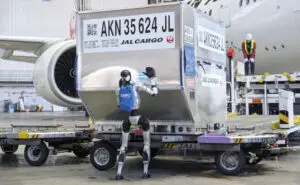 Хуманоидни роботи ќе носат багаж на аеродром во Јапонија поради недостиг на работна сила