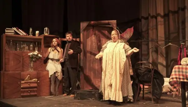 НАЦИОНАЛНИТЕ ТЕАТРИ ЌЕ ГОСТУВААТ ВО СКОПСКИОТ ДРАМСКИ ТЕАТАР ЗА 80-ГОДИШНИОТ ЈУБИЛЕЈ, ВЕЧЕРВА ИГРА БИТОЛСКАТА КОМЕДИЈА „КОКОШКА“