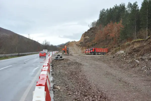 Тешко повреден работник на автопатот во градба Охрид-Кичево, му паднала бетонска цевка на ногата