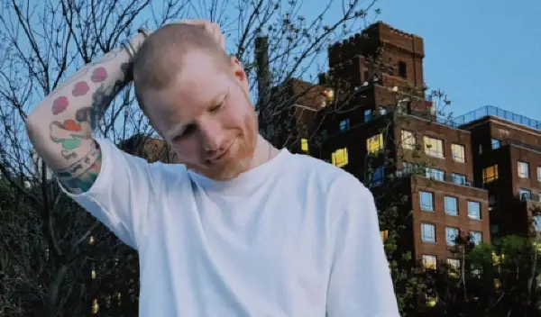 Ед Ширан откри дека се опоравува од болест и ја избричи главата