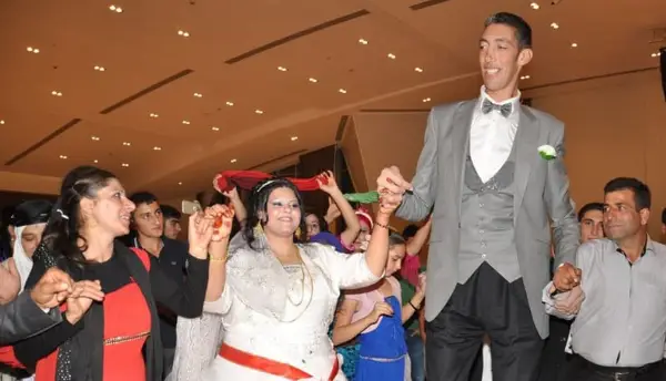 Највисокиот човек на светот откри зошто го напуштила сопругата (ФОТО)